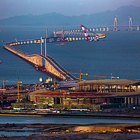 历经8年建设：中国港珠澳大桥海底隧道今日贯通！