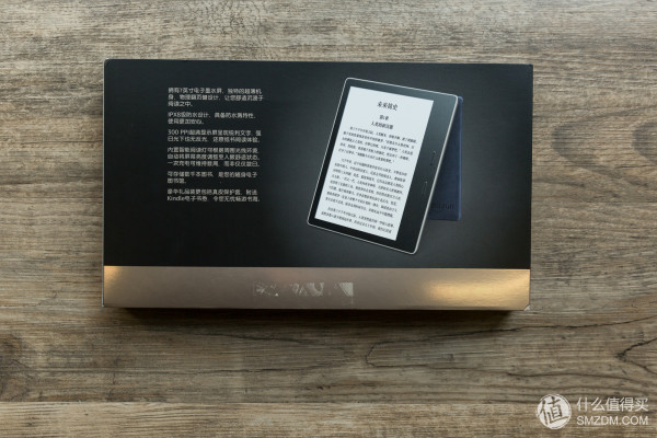 kindle oasis包装采用抽拉式设计,内盒为哑光黑.