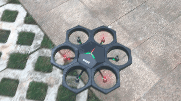 年轻人的第一个飞行玩具特洛tello无人机