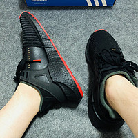 脚感最好没有之一，配色低调不乏亮点：EQT Boost 93/17 黑红跑鞋