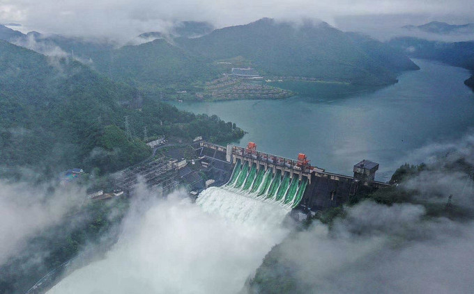 缓解防汛压力,新安江水库建成61年首开9孔泄洪,请远离岸堤,勿围观!