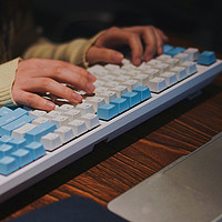 用着Mac电脑，你会带着杜伽K310无线键盘出门嘛？