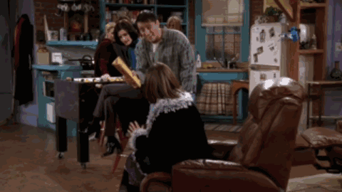 比如老友记第四季第十七集中 ross 的第二任妻子 emily 从机场带来的