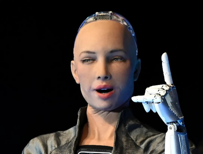 机器人索菲亚的作品也能卖到450万人民