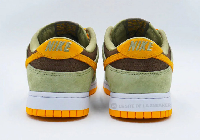 这双 nike dunk low dusty olive 鞋面选用了麂皮材质,突出鞋款的高级