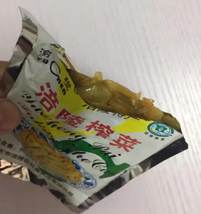 榨菜都是红色的新包装,但是价格也贵了好多一袋超市要两块钱,小时候吃