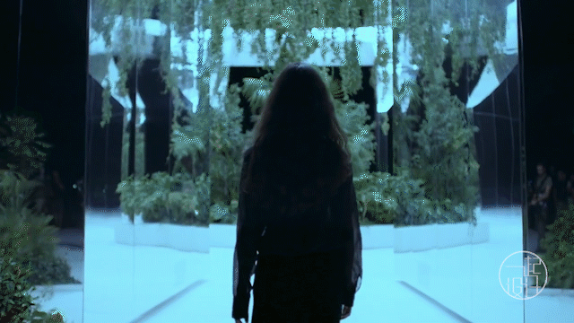 最会玩「镜子」的艺术家,把沉浸式装置玩成「盗梦空间