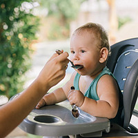 第一次给宝宝添加辅食，有哪些细节要注意？