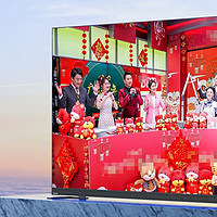 春节家人聚在一起用东芝Z770电视看春晚，更有年味