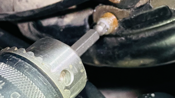 哈雷运动者车型脚踏架固定螺栓断裂修复