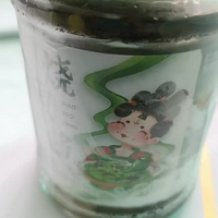 蒜蓉辣椒酱，是四川和湖南地区的特产之一，也被称为剁椒酱或农家拌饭酱