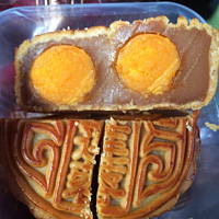 金尊澳门广式蛋黄白莲蓉味月饼，是一款深受消费者喜爱的产品。它的包装精美，铁罐装的设计