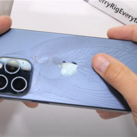 蘋果 iPhone 15 Pro Max 暴力測試：玻璃背板被掰碎，屏幕+中框完好