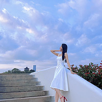 时尚白色吊带连衣裙，演绎法式优雅