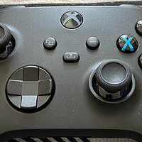 有了微软Xbox手柄，玩游戏更加爽快。