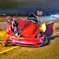 特斯拉高速严重车祸被撕碎：驾驶员竟奇迹幸存