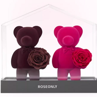 ROSEONLY推出11周年新品玫瑰心意熊公仔系列，因愛成雙，為愛成對