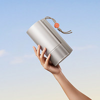 極米正式發布新品便攜投影Play 5，擁有奶茶杯大小的機身和一體式隱藏云臺，配備DLP顯示技術！