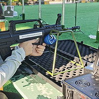 小男孩首次十环射击成功