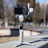 DJI RS 4 Mini：轻量化设计与智能功能如何助其成为新标杆？