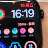 Apple Watch Series 10：亮黑色铝金属表壳与黑色运动型表带