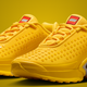 樂高 × Nike 首個(gè)聯(lián)名系列曝光！Air Max Dn「香蕉黃」8 月發(fā)售，鞋盒還能當(dāng)積木收納盒？