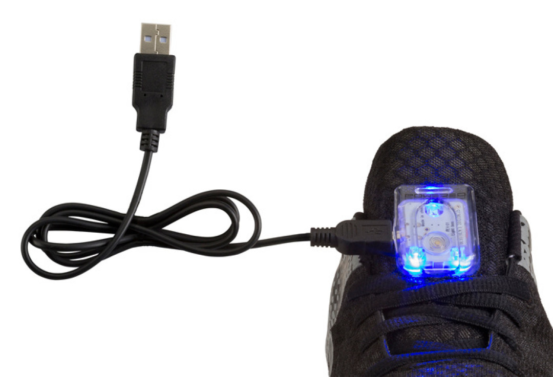 自带LED光源:Puma NightCat 夜间炫亮跑步套装上市