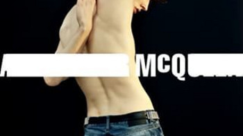 代表玩世不恭的态度和叛逆的精神：McQ 启用全新品牌标识