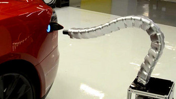 这种充电方式有些惊悚：TESLA 特斯拉 推出蛇形充电机器人原型