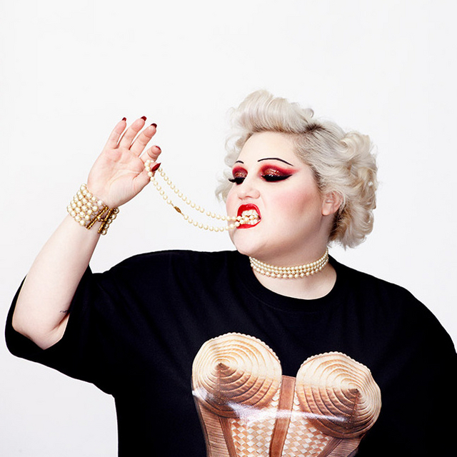 胖女孩的信仰：Jean Paul Gaultier 联合 Beth Ditto 推出限量版T恤 150美元（约971元）