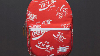 多种语言LOGO：Coca Cola 可口可乐 联合 Herschel Supply Co. 推出包袋系列