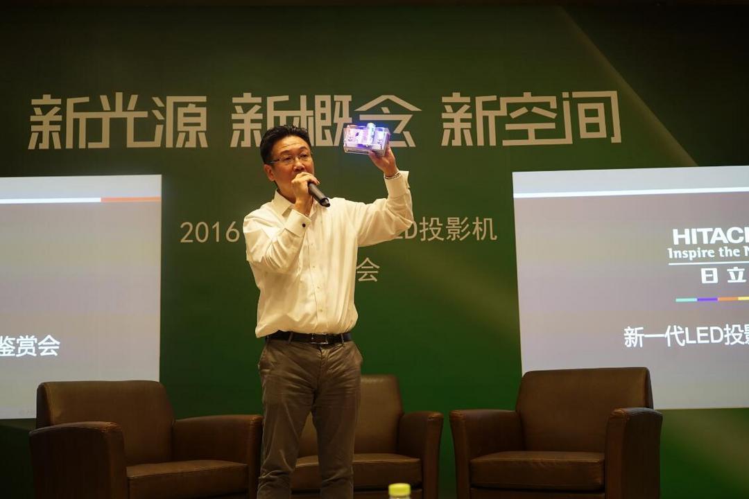 3500流明：HITACHI 日立 展示 新一代 LED 投影仪