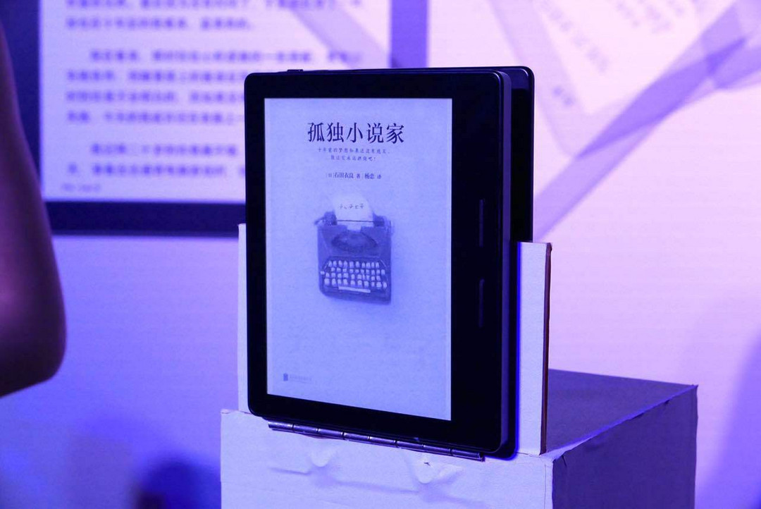 实体翻页键+轻薄机身：Amazon 亚马逊 发布 Kindle Oasis 电子书阅读器