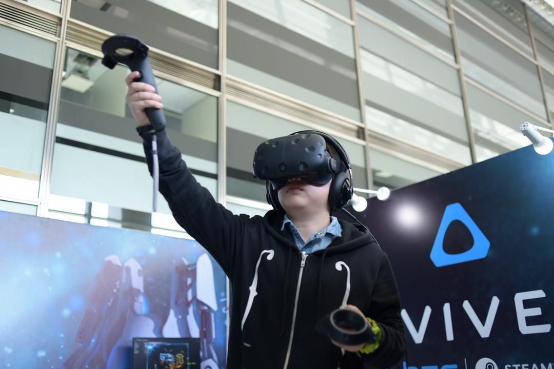 商用化正式开始：HTC 宏达电  Vive VR消费者版本 4月26日 上线天猫