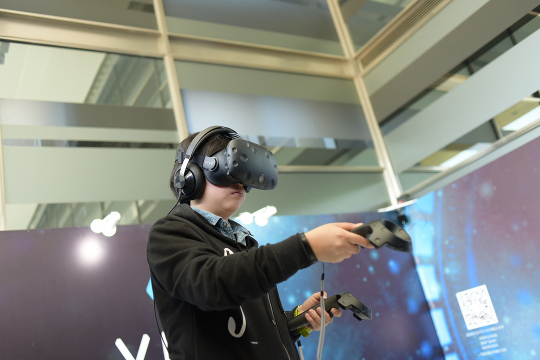 商用化正式开始：HTC 宏达电  Vive VR消费者版本 4月26日 上线天猫