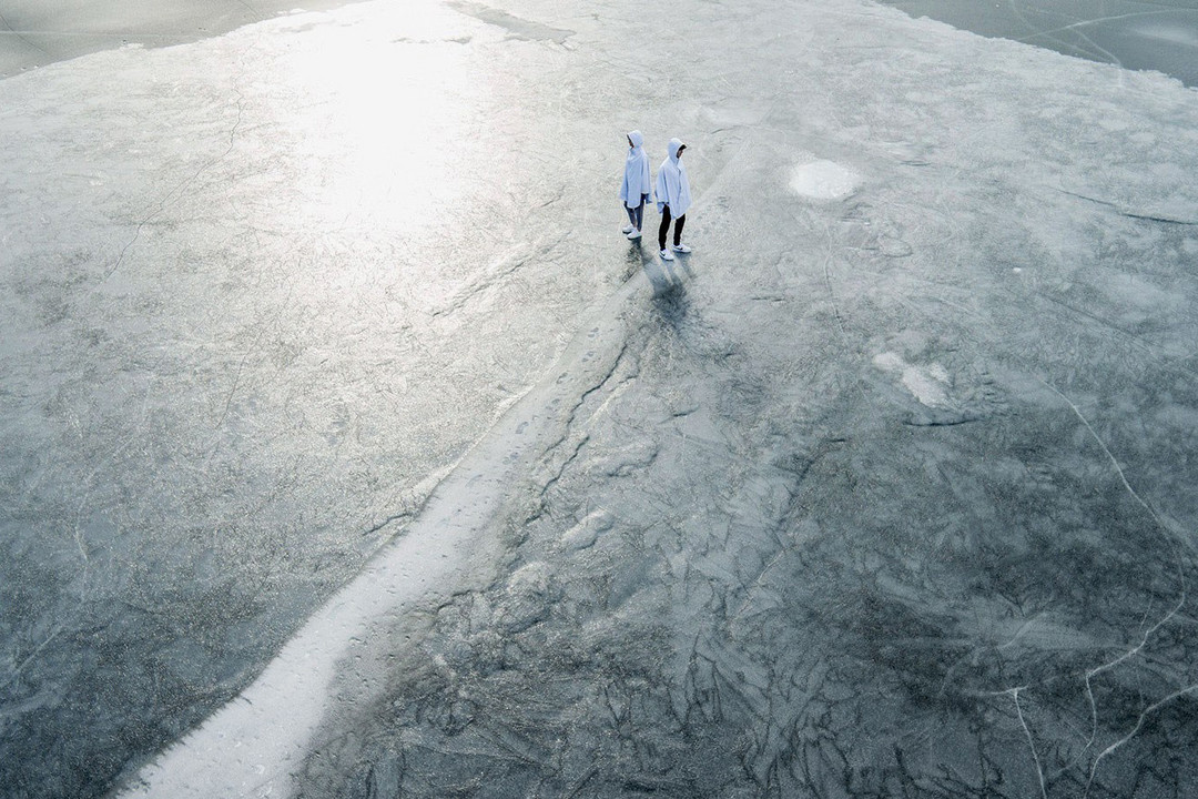 镭射切割技术剪裁：Snarkitecture 联合  THE ARRIVALS  推出  斗篷雨衣