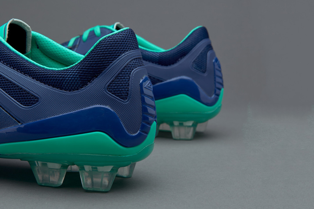 球场上的海军陆战队:Umbro 茵宝 推出 UX 2.0 Pro 全新配色