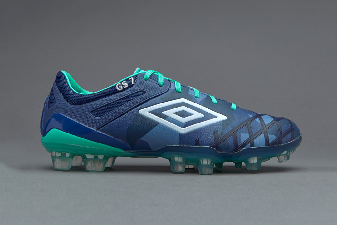 球场上的海军陆战队:Umbro 茵宝 推出 UX 2.0 Pro 全新配色