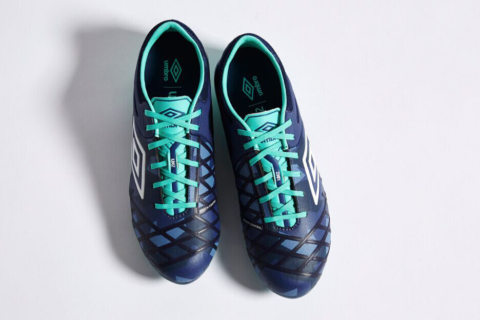 球场上的海军陆战队:Umbro 茵宝 推出 UX 2.0 Pro 全新配色
