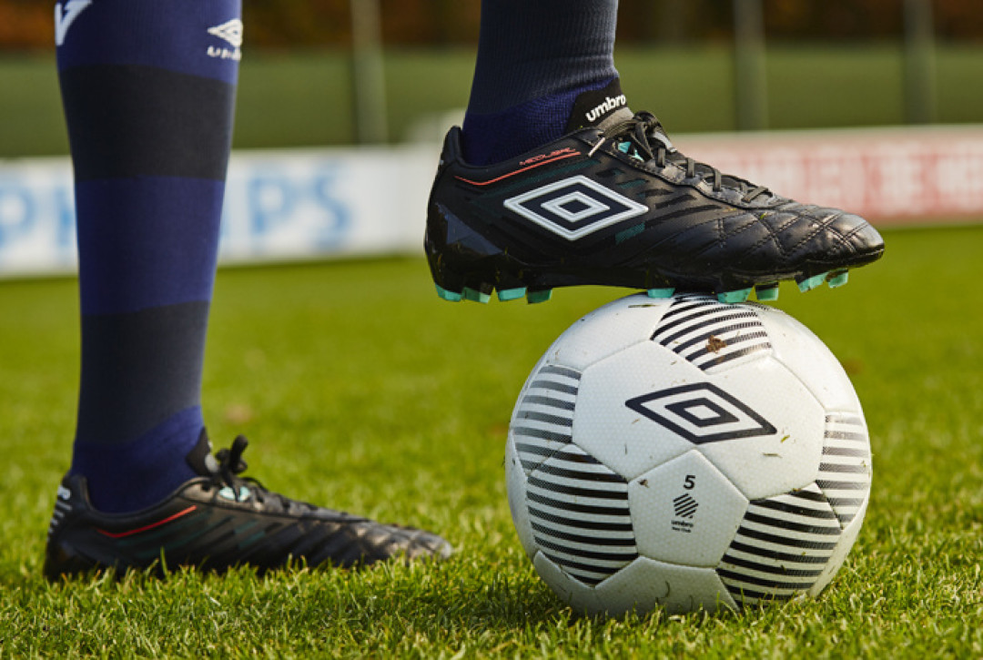 魔力触控umbro茵宝推出全新触控系足球鞋umbromeduase