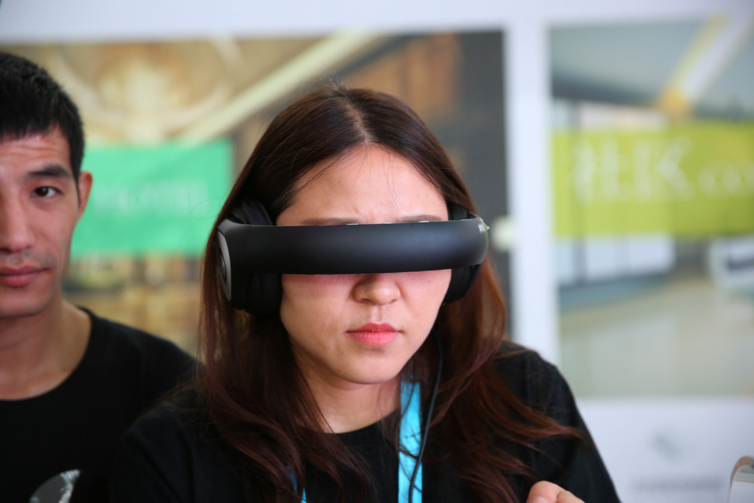 全球首款视网膜VR眼镜：联络出品 Avegant Glyph 亮相 CES ASIA 2016