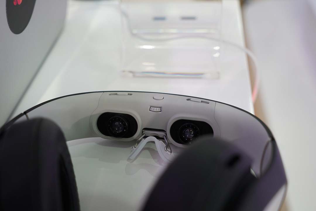 全球首款视网膜VR眼镜：联络出品 Avegant Glyph 亮相 CES ASIA 2016