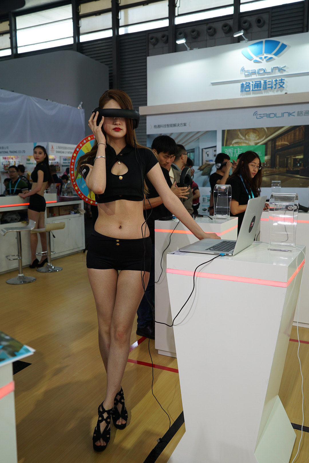 全球首款视网膜VR眼镜：联络出品 Avegant Glyph 亮相 CES ASIA 2016