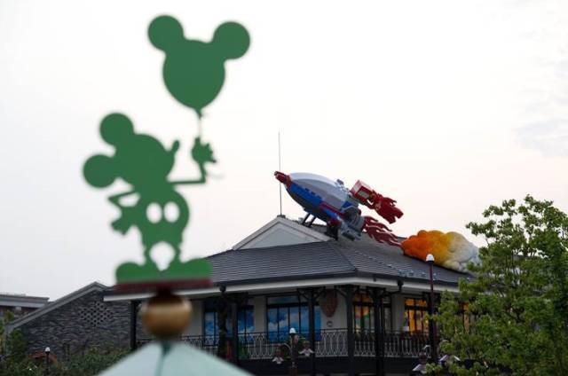 全球最大：LEGO乐高上海迪士尼小镇旗舰店开业