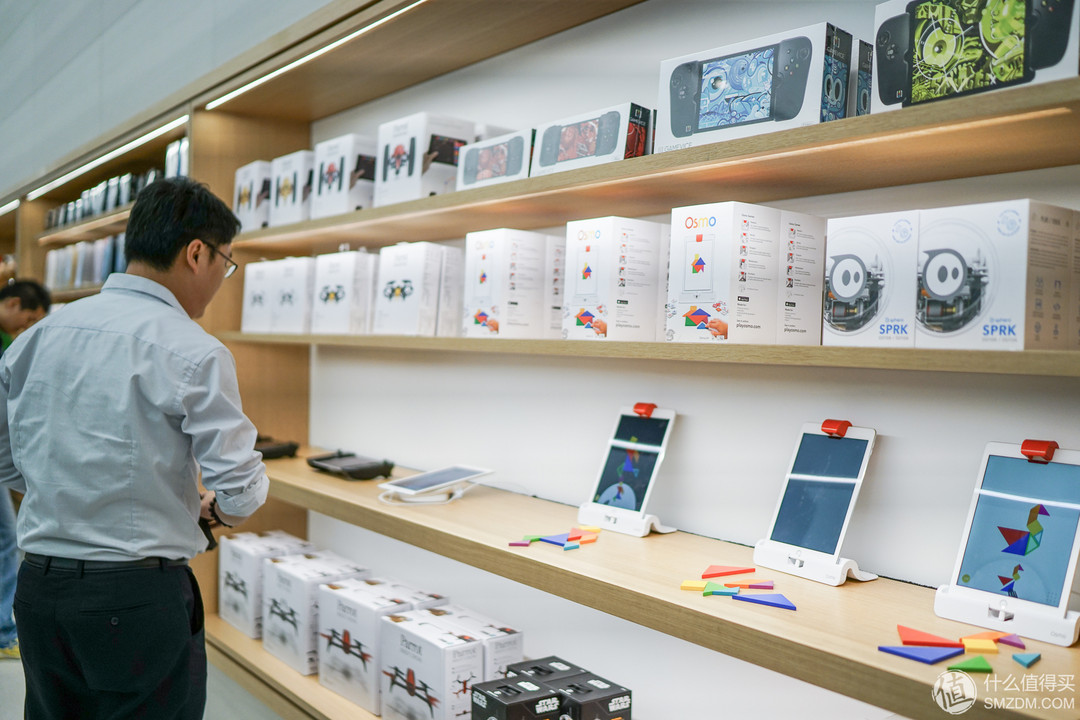 淡化区域划分，装修风格更富生机：探营新一代 Apple Store 济南恒隆广场店