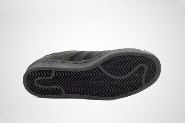 金属鞋头：adidas 阿迪达斯 推出 女生专属 Superstar “METAL TOE” 运动板鞋