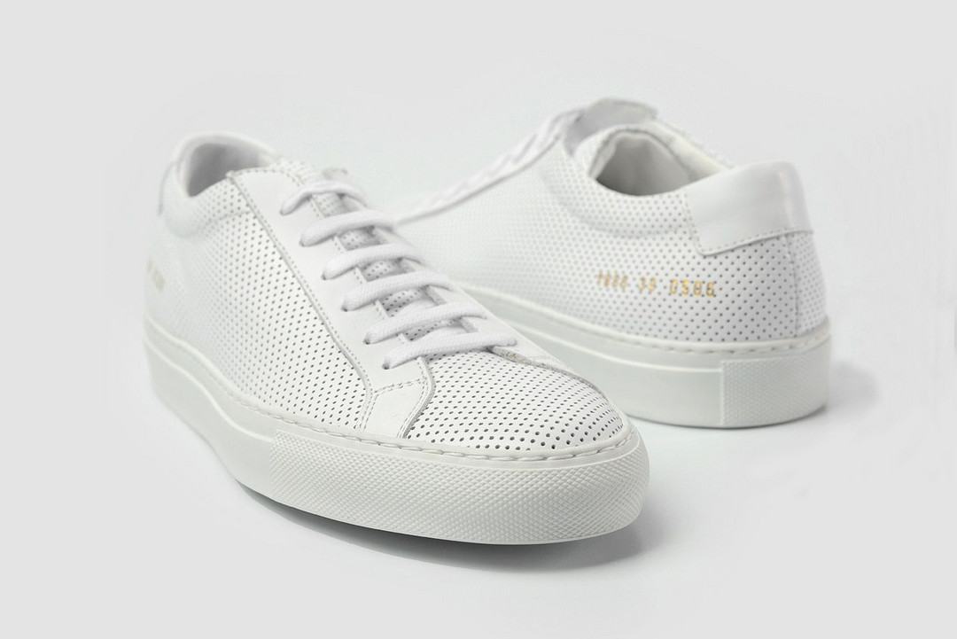 全鞋面冲孔透气：COMMON PROJECTS 推出 Achilles Low Perforated White 全白配色运动鞋