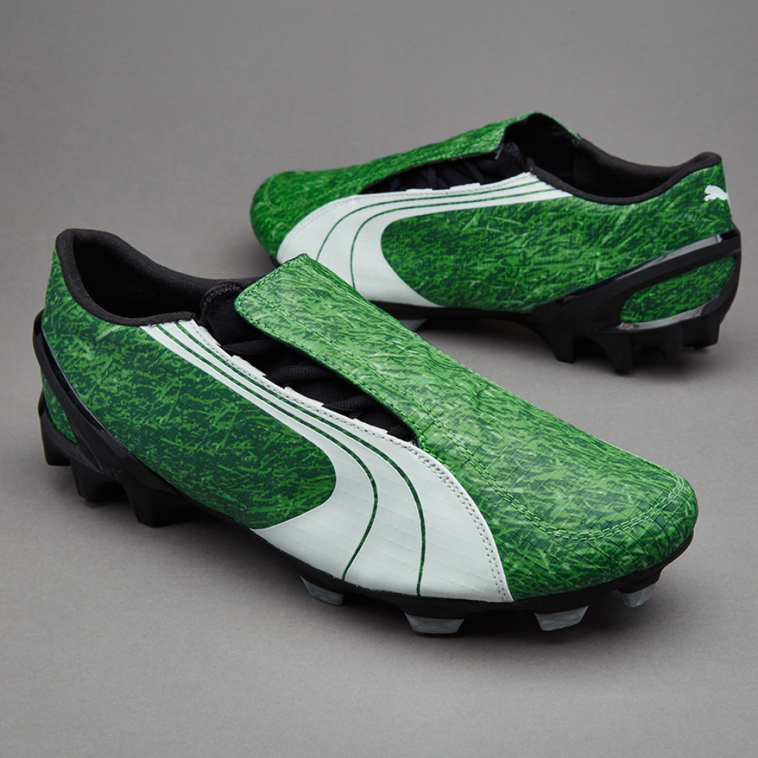 佬"克劳奇的那双和草坪傻傻分不清楚的绿色球鞋;"猎豹"埃托奥穿着puma
