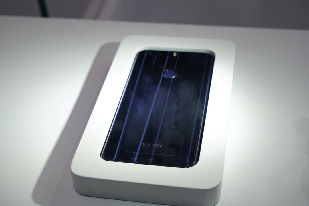 双面2.5D玻璃+3D极光光刻技术:HUAWEI 华为 发布 荣耀8 智能手机