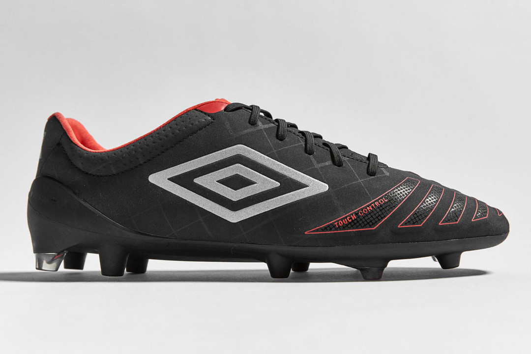 精确制导：UMBRO 茵宝 推出 UX Accuro Pro HG 足球鞋